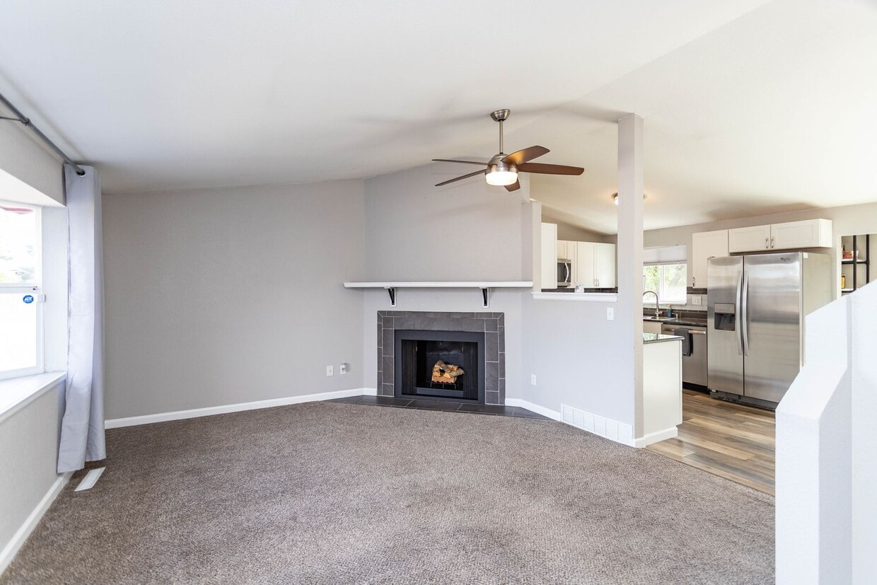 Primary Photo - La Mesa Fontana 4BD/2BA w/ A/C!