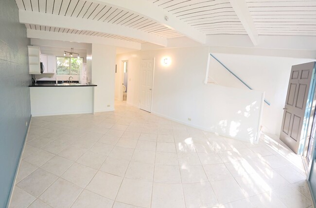 Building Photo - Waialae Gardens Spacious 2 Bedroom 2 Bathr...