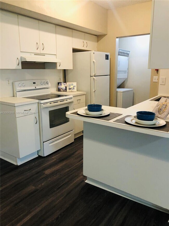 Building Photo - 3211 Sabal Palm Manor