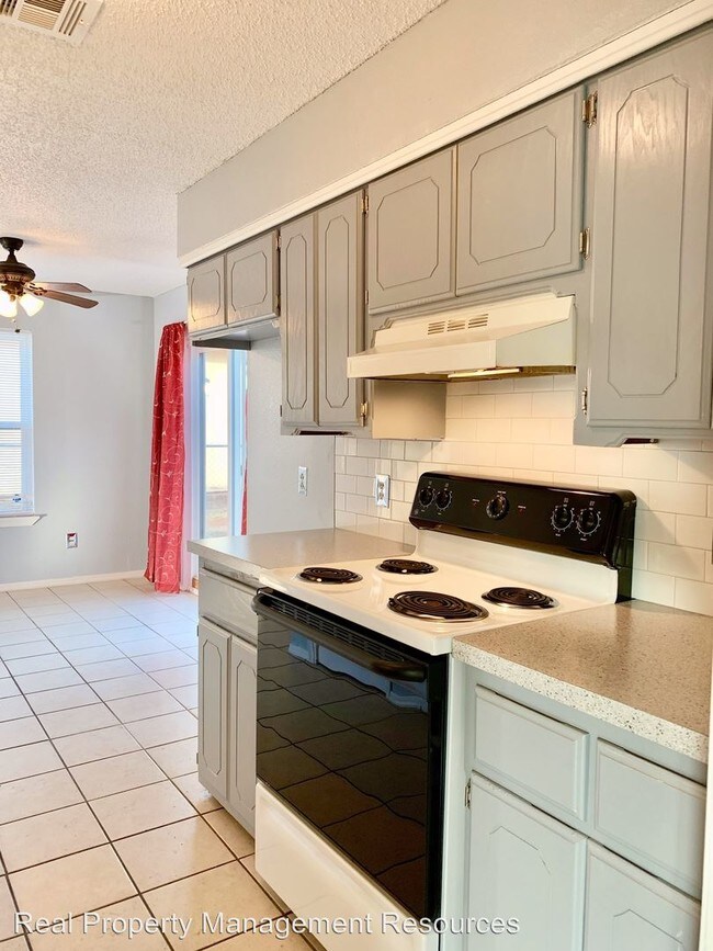 Building Photo - 3 br, 2 bath House - 12303 SW 13th