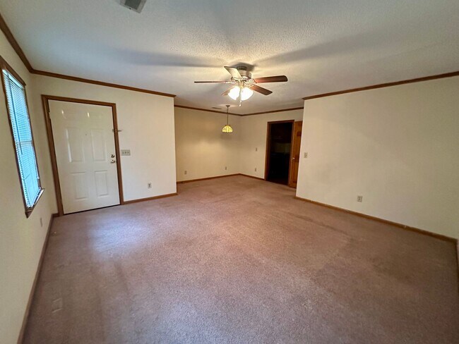 Foto del edificio - Conveniently Located Townhouse!