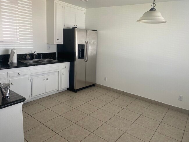 Large kitchen refrigerator included - 44136 Division St