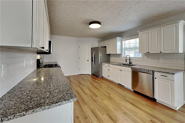 Building Photo - 778 Summer Dr NW