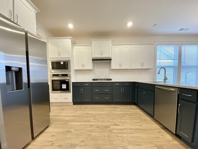 Building Photo - 647 Conifer Dr