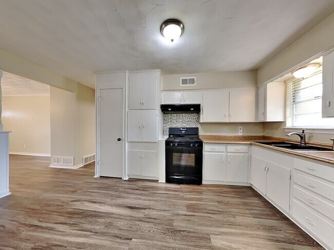 Foto del edificio - 4427 Live Oak Dr