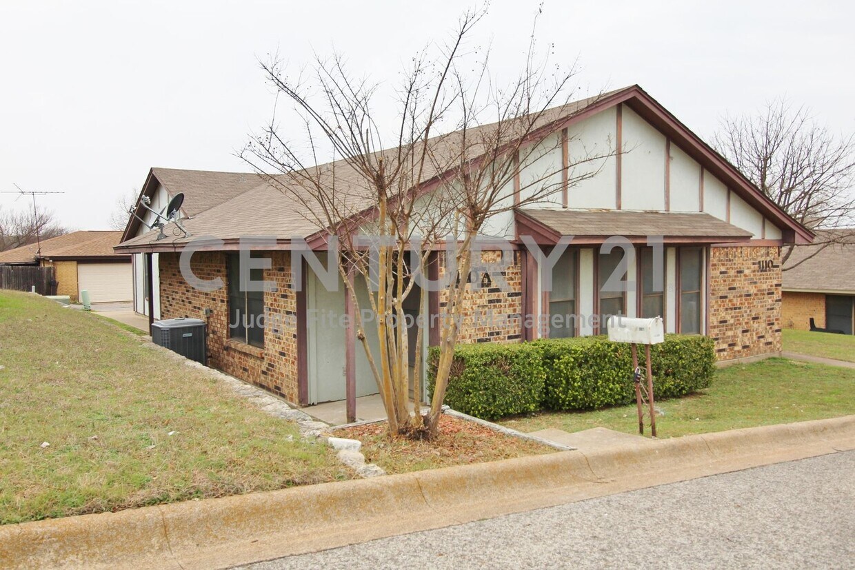 Primary Photo - Lovely 2/2 Duplex in Weatherford For Rent!
