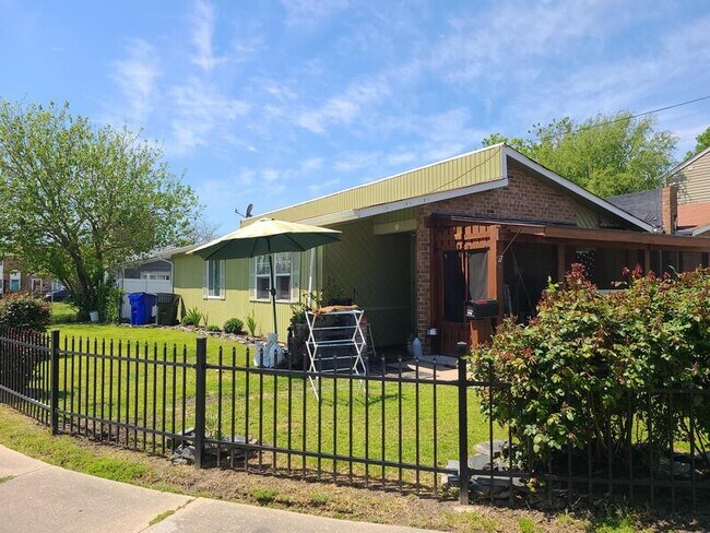 Building Photo - 1001 Mapole Ave