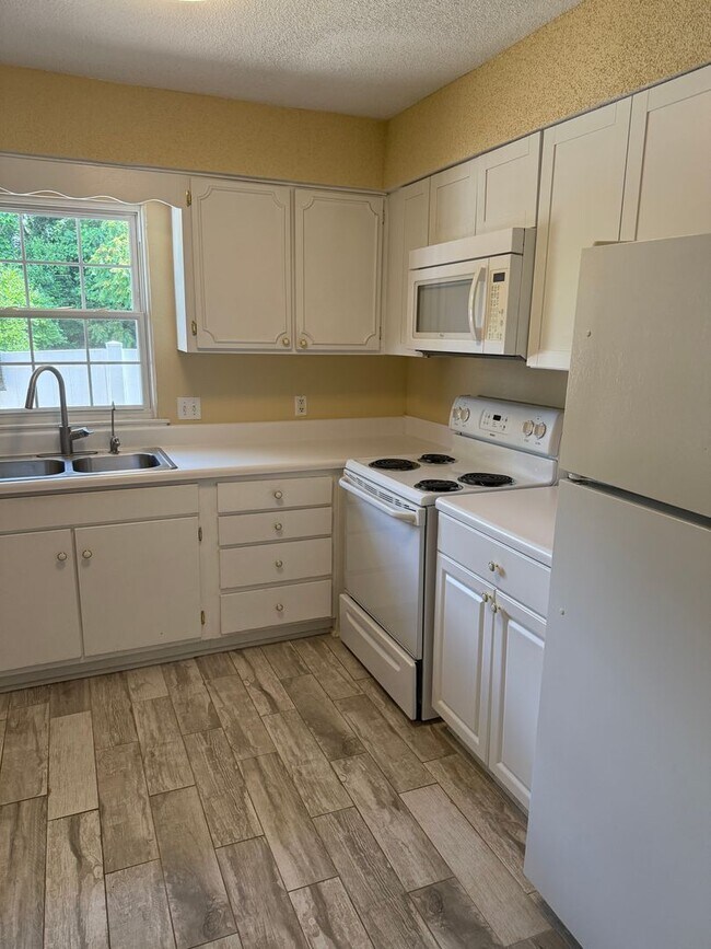 Foto del edificio - Adorable 2 Bedroom Townhome with Pool Access!