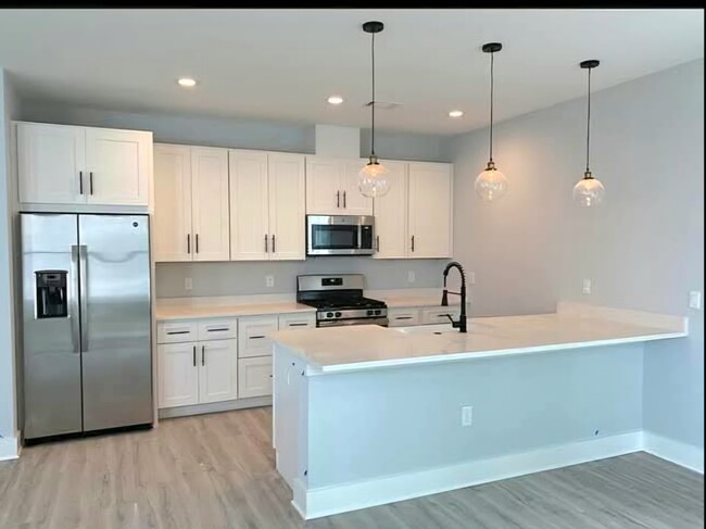 Building Photo - 29 Lighthouse Pointe Blvd