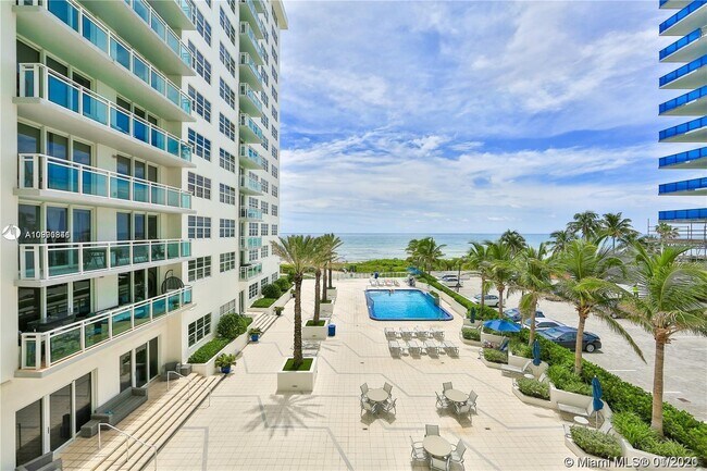 Foto del edificio - 6917 Collins Ave