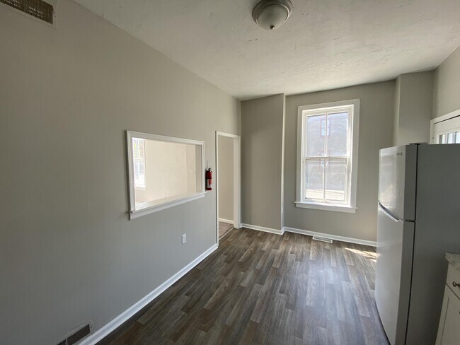 Building Photo - 156 S Penn St