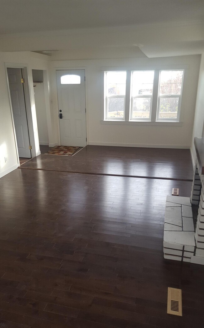 Photo du bâtiment - 3 Bed 1 Bath Unit in Olds, AB