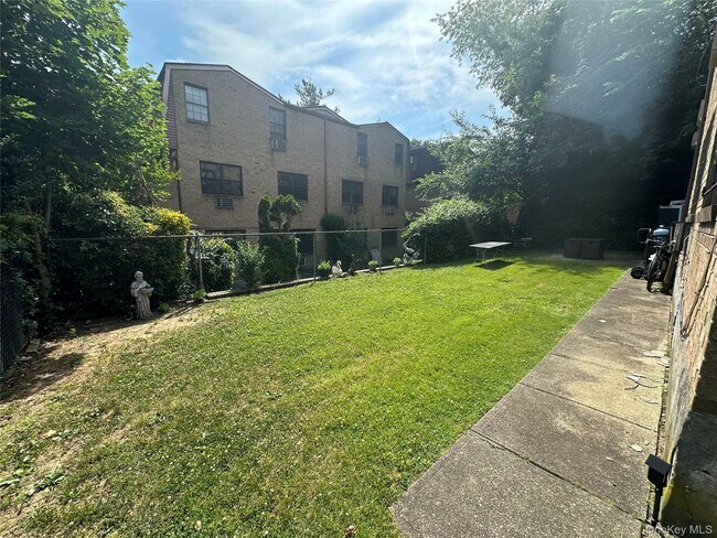 Foto del edificio - 61-19 232nd St