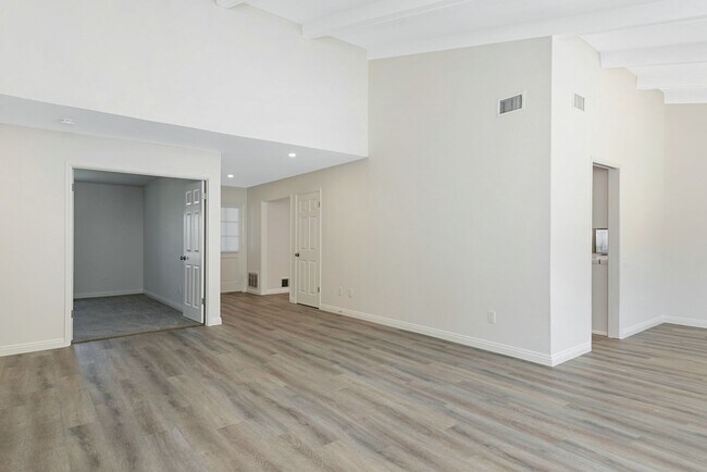 Foto del edificio - Beautiful & Large Home in Quiet Gatewood Hills - Private Backyard - 2-Car Garage