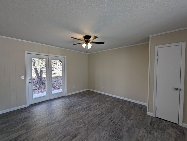 Building Photo - 2/1 Remodeled Condo style Apartment Close ...