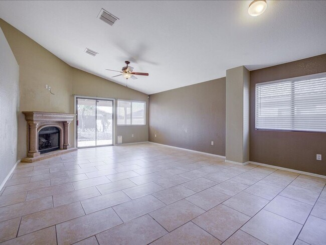 Foto del edificio - 3 Bedroom 2 Bathroom with Den!