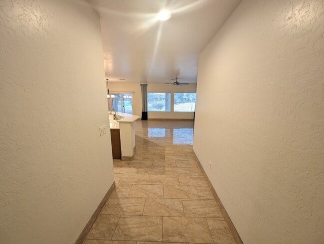 Foto del edificio - 7521 Chaffinch St