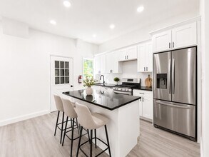 Building Photo - 428 56th St