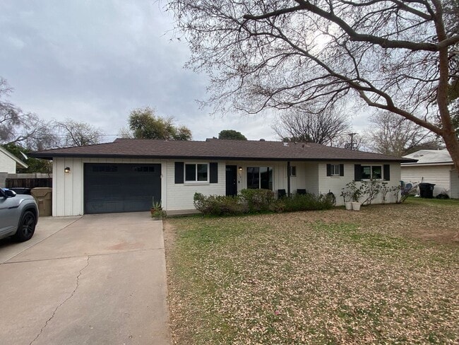 Building Photo - Beautifully Renovated 3 Bed 2 Bath on 17th Av South of Northern