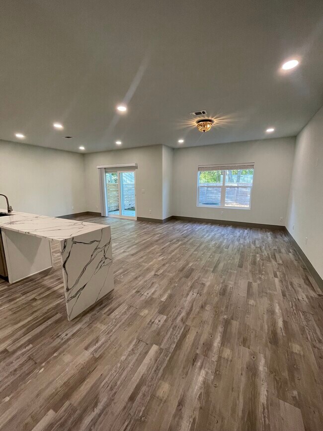 Building Photo - 371 Lowery Dr NW