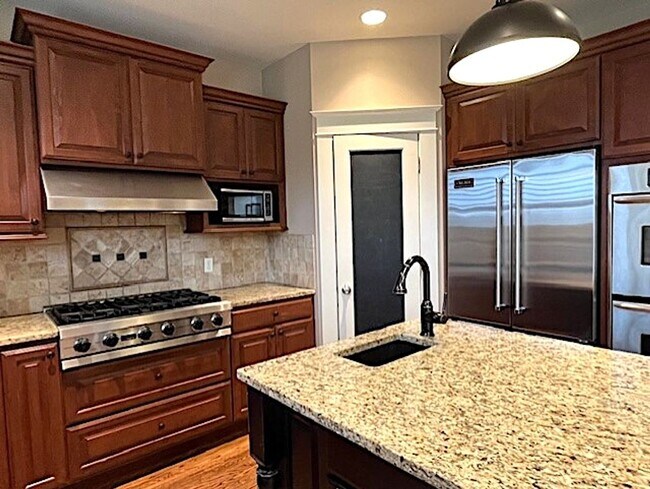 Building Photo - Elegant 5-bedroom Laurelhurst Home