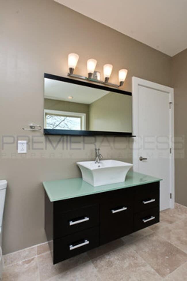 Building Photo - Queen Village Townhome with Parking