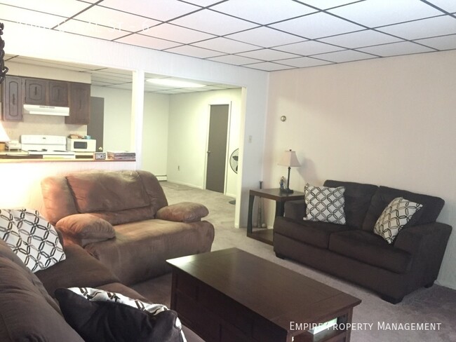 Building Photo - 1st Floor: 2 Bedroom / 1 Bathroom Apartmen...