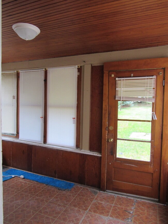 Building Photo - 2 to 3 bedroom home only $1,100.00 per month plus utilities.