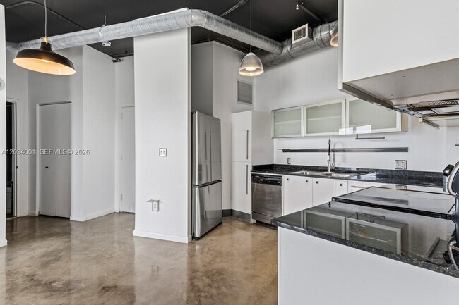 Foto del edificio - 10 SW South River Dr
