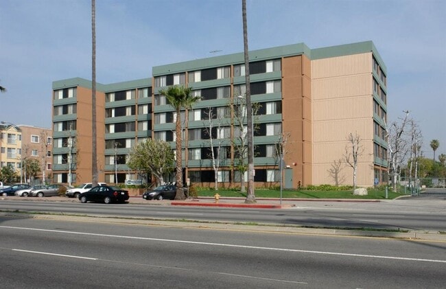 Foto del edificio - 15211 Sherman Way
