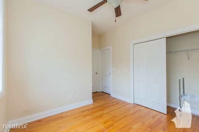 Foto del edificio - 1040 W Newport Ave