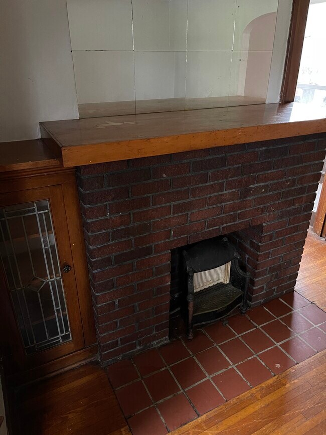 Fireplace - 924 Bay St