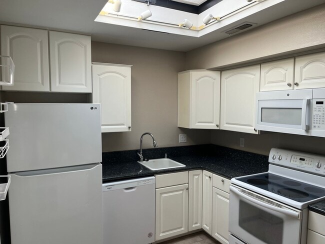 Building Photo - Single Story 2 Bed Condo