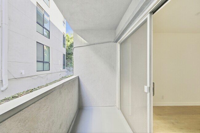 Foto del edificio - 642 N West Knoll Dr. Apartments