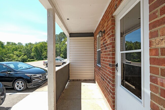 Foto del edificio - Pet-Friendly 2BR Apartment in Convenient Louisa Location