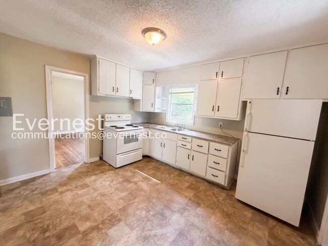 Building Photo - Cozy Single-Family Home with Fenced Yard and Off-Street Parking  / 3 Beds & 1 Bath /  Pet-friendl...