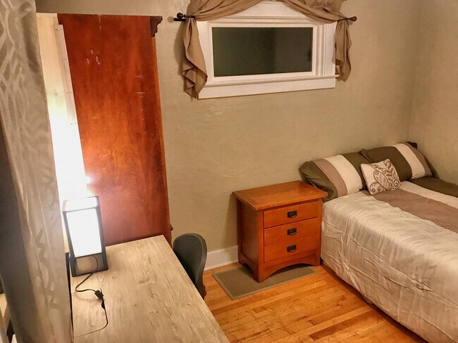 Foto del edificio - 241 Lorraine Ave