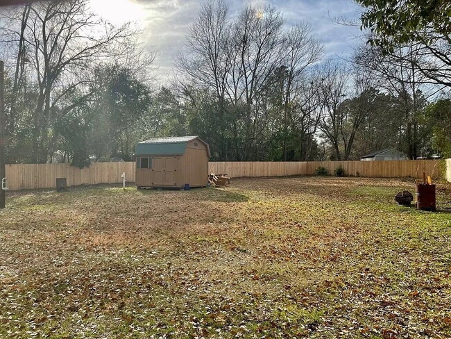 Building Photo - Available mid Sept