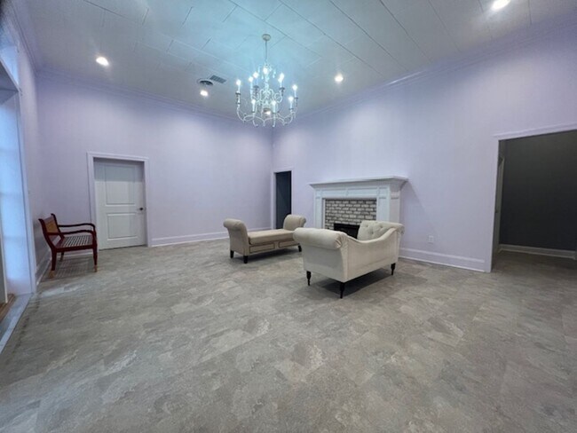 Building Photo - Commercial Space! Perfect for fitness/yoga...