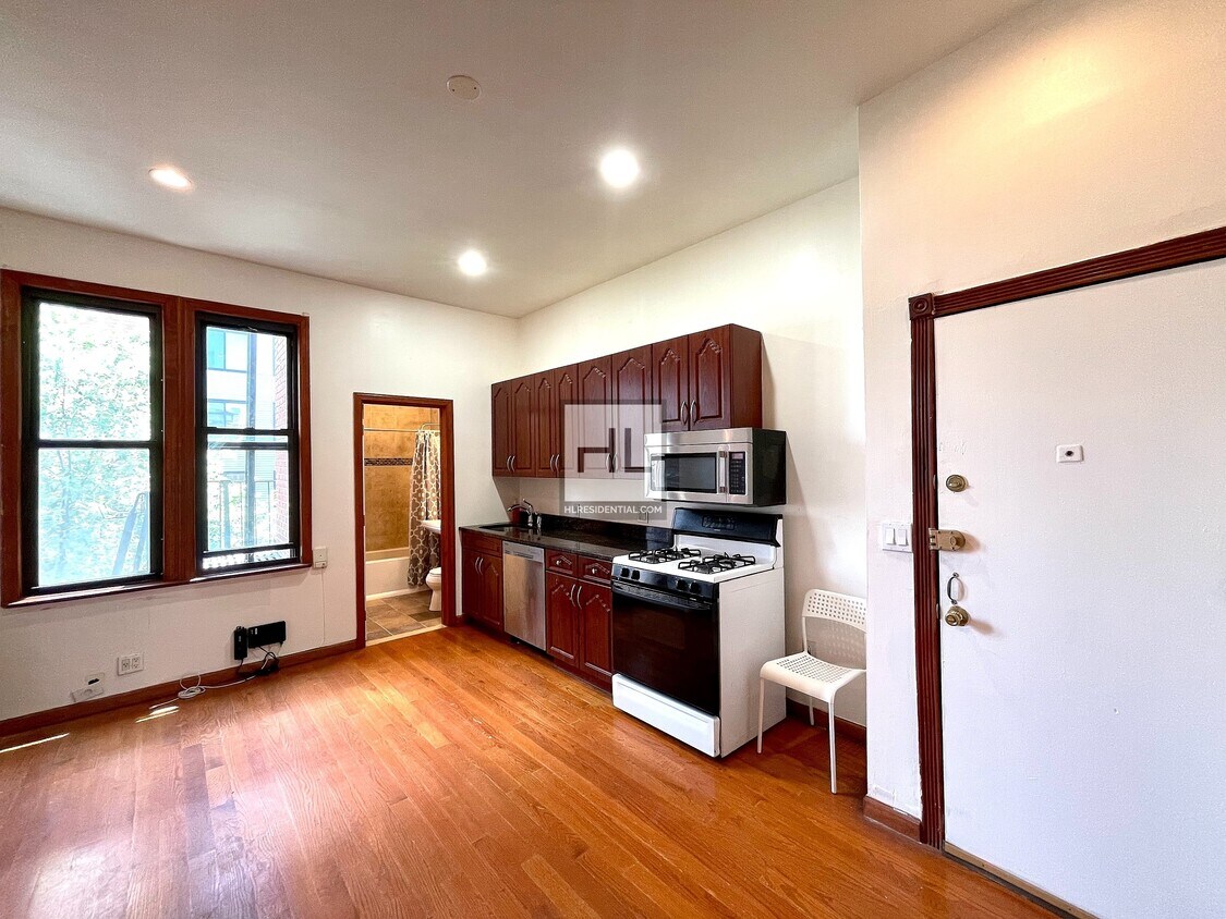 Primary Photo - NO FEE Huge 2 Bed flex + Laundry Starr St