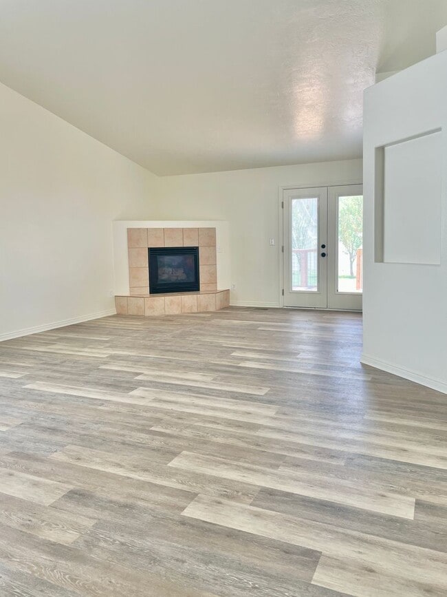 Building Photo - Beautifully Updated 3-Bedroom Home in Roy,...