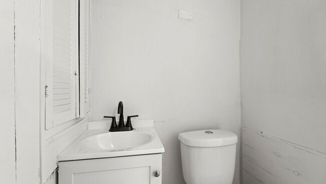 Building Photo - COMING SOON! 3 Bedroom House