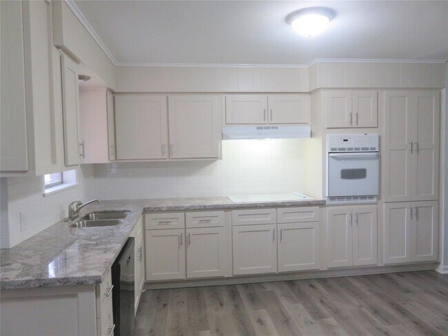 Building Photo - 1519 Tobola St