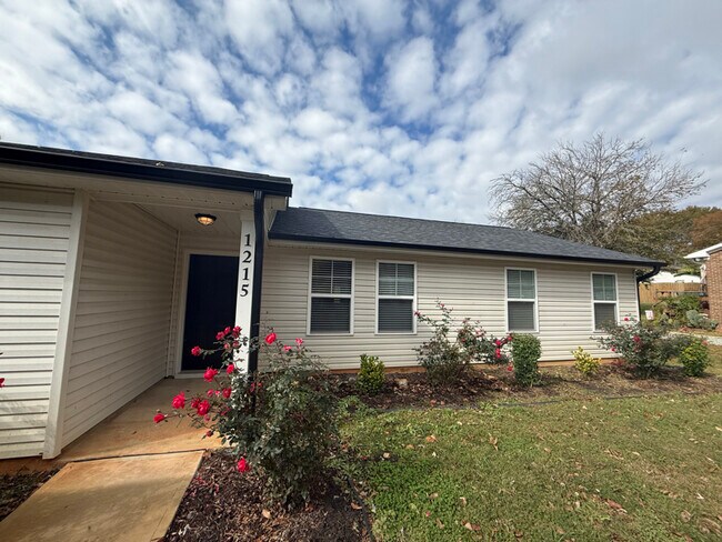 Building Photo - 1215 Collins Dr