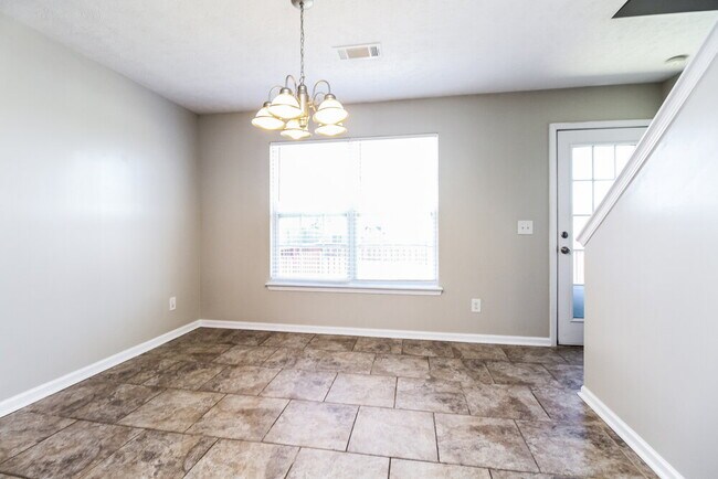 Building Photo - 176 Lyndhurst Dr