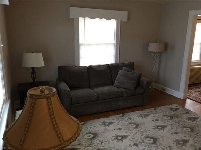 Foto del edificio - Furnished 3 Bedroom 2 story Duplex near ODU!