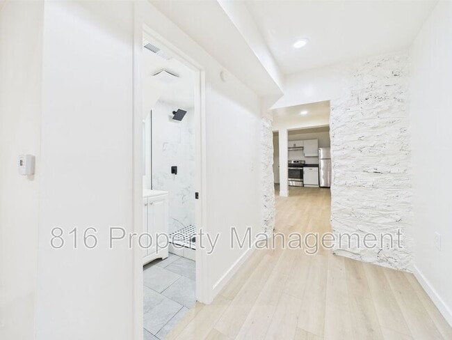 Building Photo - 1110 E 40th St