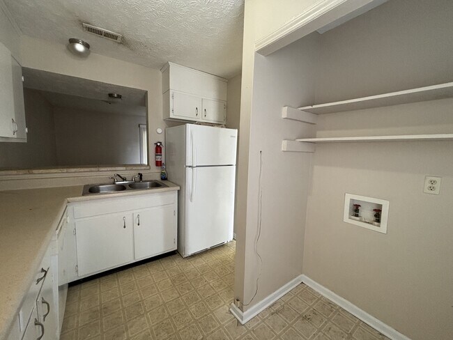 Building Photo - 410 Cumbrian Ct