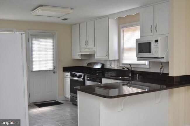 Building Photo - 6820 Cherokee Dr