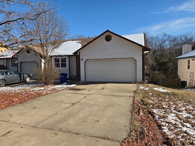 Foto del edificio - 8307 Woodson Dr